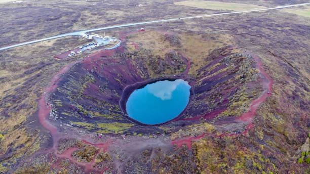 cratera vulcânica de kerid - kerith - fotografias e filmes do acervo