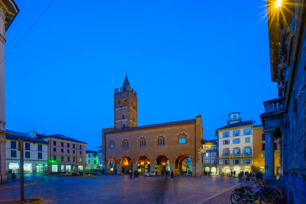 モンツァのサンピエトロマルティーレ教会 - monza ストックフォトと画像