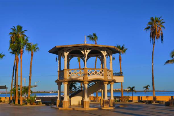 istock Seaside Plaza in the Morning 1474896443
