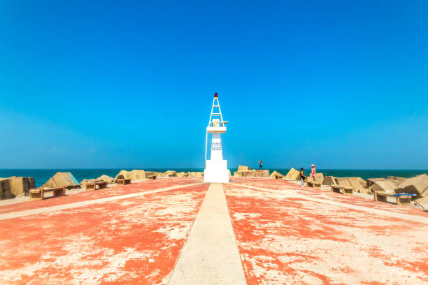 Faro blanco en malecon dd una playa, faro blanco en playa miramar de ciudad Madero, Tampico tamaulipas