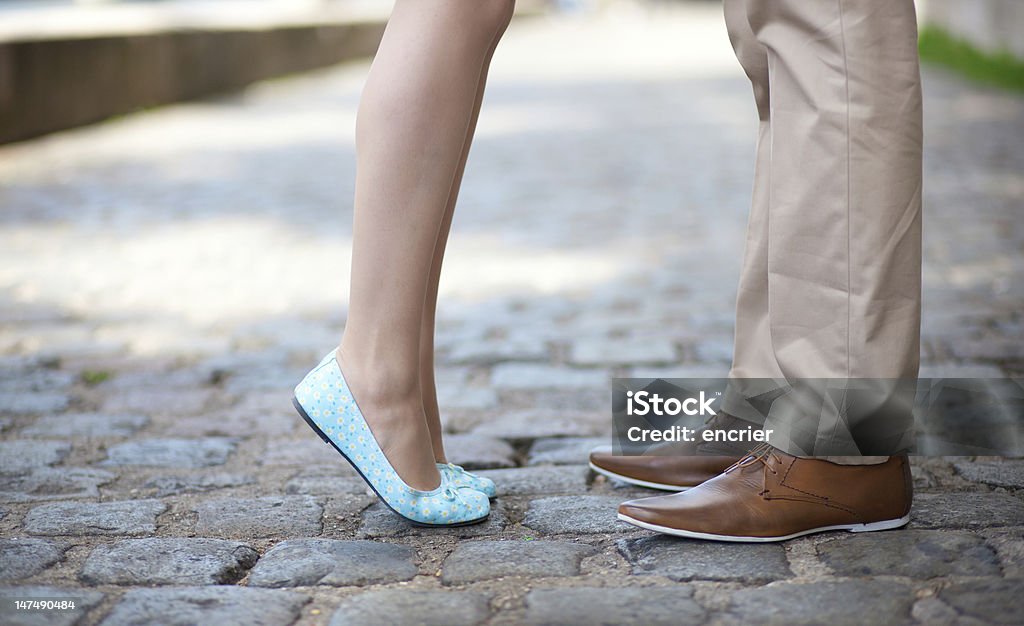 Plano aproximado de homem e mulher pernas durante um encontro - Royalty-free Adulto Foto de stock