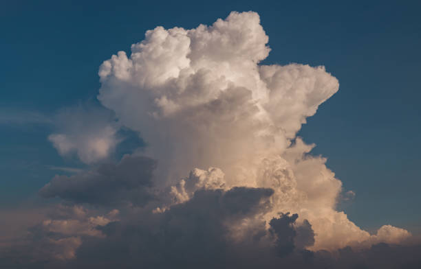 bellissimo cielo blu con nuvole di sfondo. cielo nuvole, cielo con nuvole tempo natura nuvola blu. - incoming storm foto e immagini stock