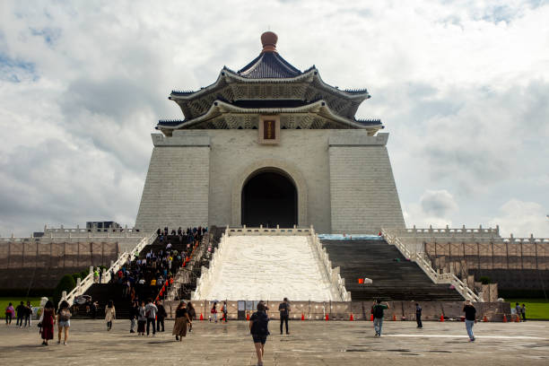 vista della facciata del monumento commemorativo di chiang kai-shek nel centro di taipei, taiwan. - national chiang kai shek memorial hall foto e immagini stock