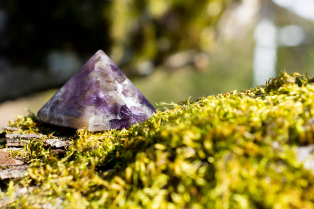 ametystowa kryształowa piramida z bliska - amethyst crystal gem nature zdjęcia i obrazy z banku zdjęć