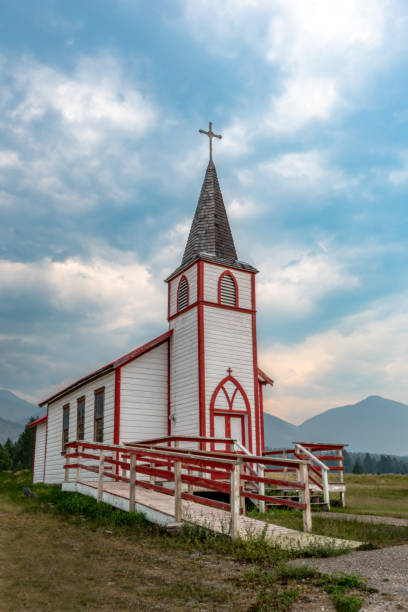 nastrojowe niebo nad rzymskokatolickim kościołem misyjnym poza invermere, bc - ktunaxa zdjęcia i obrazy z banku zdjęć