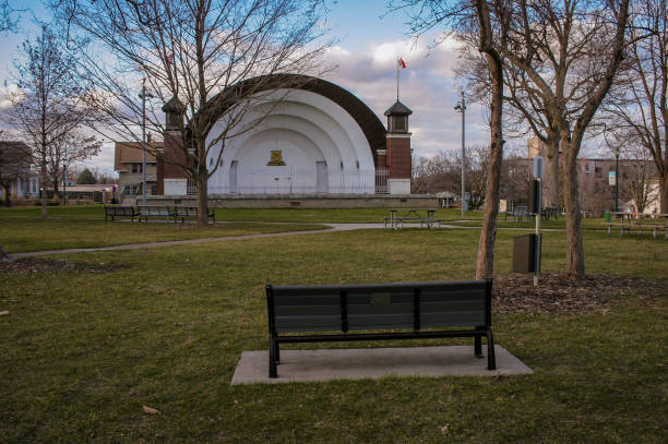 bandshell, banco de parque en overmann park - cedar falls iowa fotografías e imágenes de stock