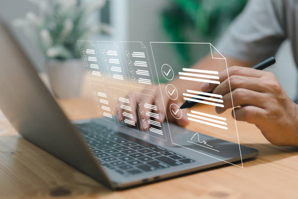 empresário audita documentos on-line com checklist de gerenciamento de avaliação de qualidade. avalia documentos de negócios, analisa relatórios de dados de mercado, consulta para revisão de planos. - legal system document report examining - fotografias e filmes do acervo