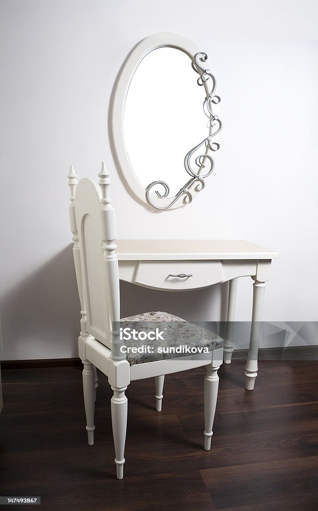 Mesa branca e cadeiras de espelho na antiga, modernist estilo - Royalty-free Apartamento Foto de stock