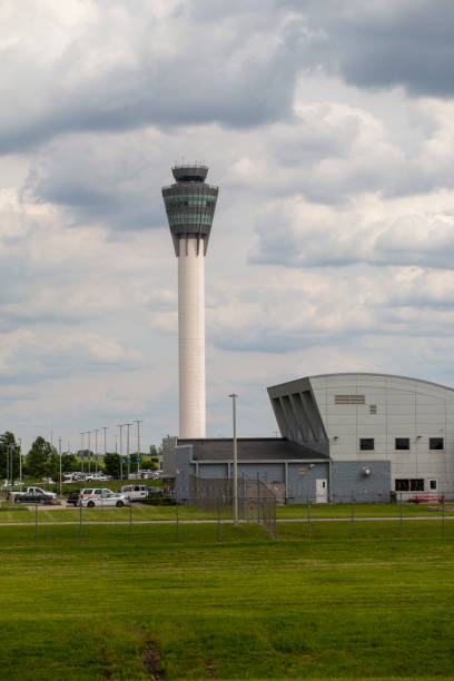 ind空港の航空交通管制塔 - air traffic control tower airport runway air travel ストックフォトと画像