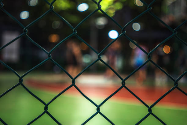 foto de quadro completo de chainlink fence - basketball basketball hoop selective focus net - fotografias e filmes do acervo