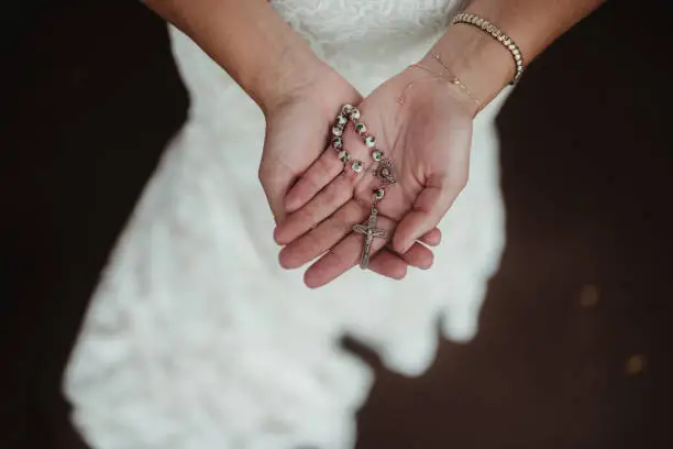 Photo of Bride holding rosary in her hand