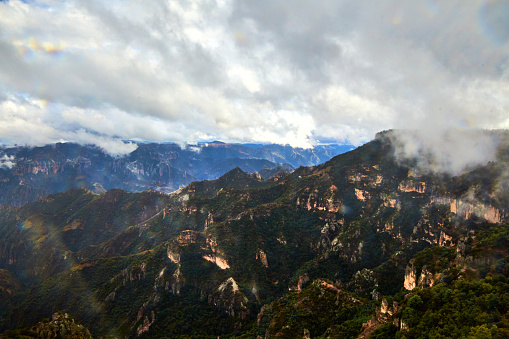 Cadena de montañas con picos y valles, nubes y lluvia, barrancas del cobre en Divisadero Chihuahua