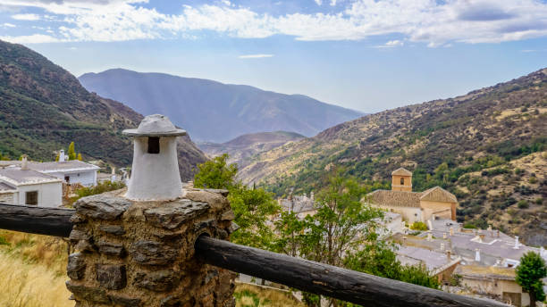 vue panoramique d’une ville de la sierra nevada à grenade - las alpujarras photos et images de collection