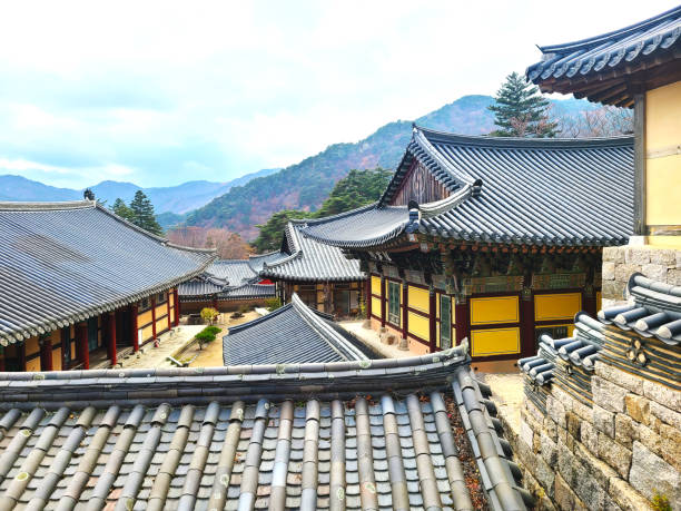 istock traditional Korean tile roof 1474953616