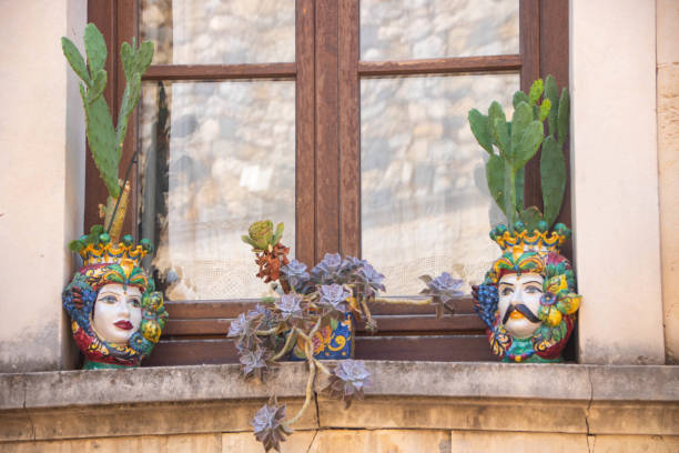 cerámica artesanal tradicional en taormina - heath ceramics fotografías e imágenes de stock