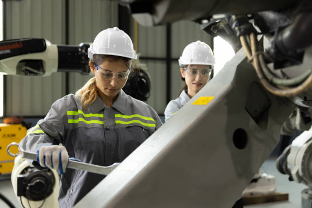 istock Two female engineer repairing machines in factory 1474965741