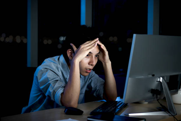 Tired staff officer put head on hands during work with desktop computer, feel sleepy after has overwork project overnight but try to not fall asleep, exhausted businessman work hard overtime at night. el oficial de personal cansado se pone la cabeza en las manos durante el trabajo con la computadora de escritorio, se siente somnoliento después de tener un proyecto de exceso de trabajo durante la noche, pero trata de no quedarse dormido, el empresario a