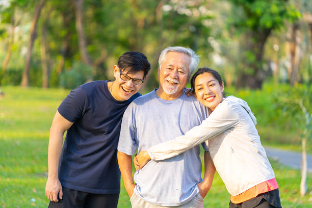 아시아인 부부와 노인 아버지가 공원에서 함께 조깅하는 초상화. - outdoors adult child sport 뉴스 사진 이미지