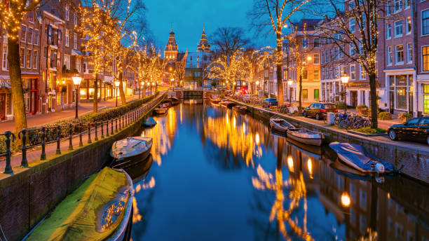 amsterdam niederlande kanäle mit weihnachtsbeleuchtung im dezember, kanal historisches zentrum von amsterdam in der nacht - amsterdam holland city night stock-fotos und bilder