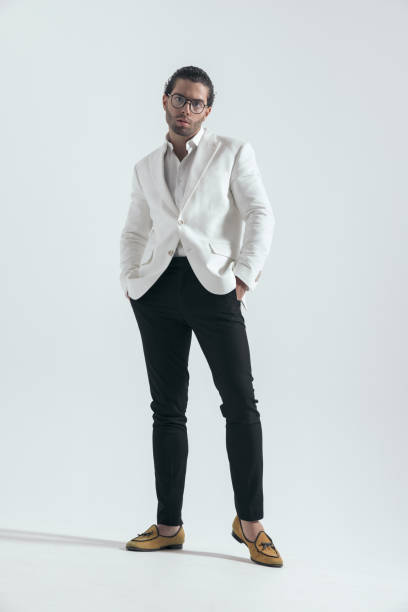 mode jeune homme avec costume de veste blanche tenant les mains dans les poches - pocket suit glasses jacket photos et images de collection