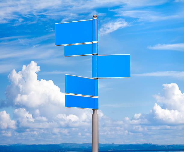 las señales de color azul en blanco - blank sign post fotografías e imágenes de stock