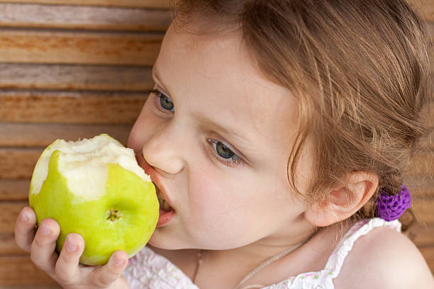 istock girl eating an apple 147500929