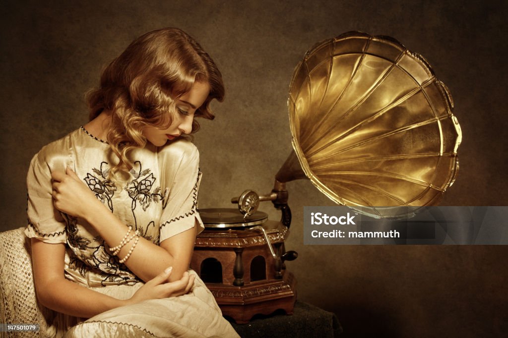 Retrò donna ascoltando musica di Grammofono - Foto stock royalty-free di 1920-1929