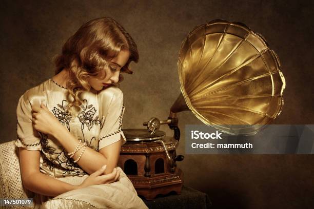 Retrò Donna Ascoltando Musica Di Grammofono - Fotografie stock e altre immagini di 1920-1929 - 1920-1929, Donne, Grammofono