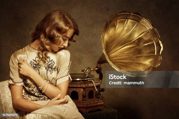 Retro Kobieta Słuchanie Muzyki Na Gramofon - zdjęcia stockowe i więcej obrazów 1920-1929 - 1920-1929, Kobiety, Powrót do retro