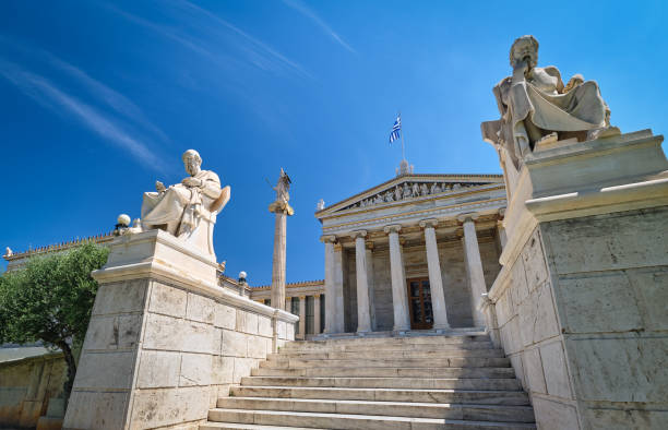 estatuas de mármol de platón y sócrates, antiguos filósofos griegos, en sillas, entrada principal a la academia de atenas, centro nacional de investigación, grecia. - philosopher classical greek greek culture greece fotografías e imágenes de stock