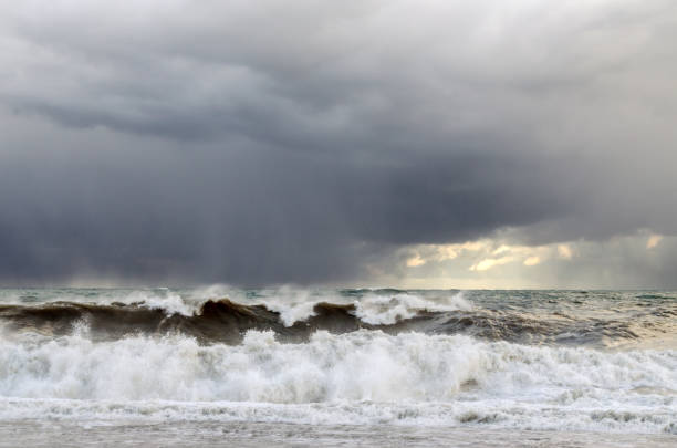 istock Marine aggressive wave, pre-rain weather, wind, clouds, gray tone 1475012800