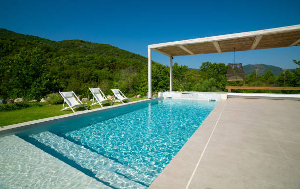 Exterior do resort de férias de Verão com piscina - foto de acervo