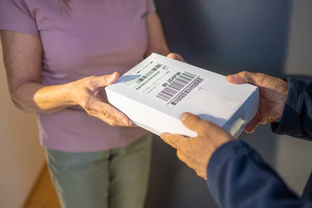 istock Delivery person delivering box 1475014880