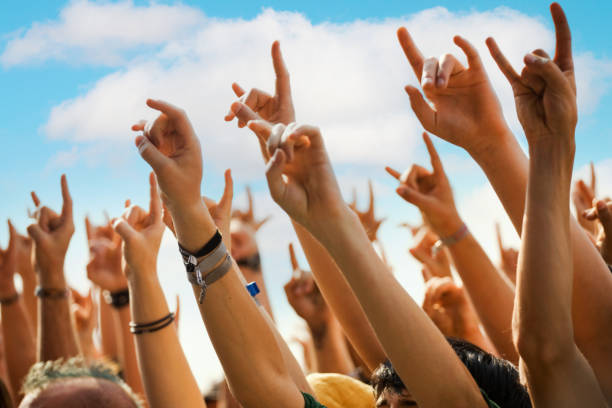 팔과 손을 공중에 높이 들고 있는 사람들의 파티 그룹 - applauding clapping wristband crowd 뉴스 사진 이미지