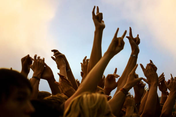 팔과 손을 공중에 높이 들고 있는 사람들의 파티 ��그룹 - applauding clapping wristband crowd 뉴스 사진 이미지
