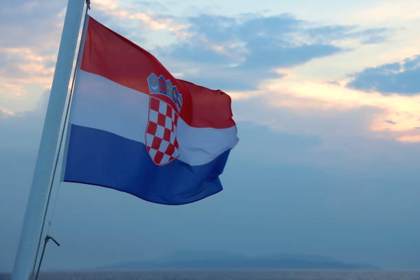 bandiera croata e tramonto - croatian flag foto e immagini stock