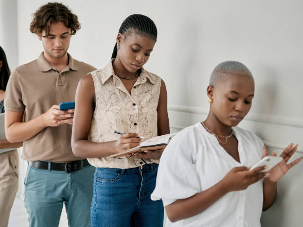 recrutement, employés de bureau et gens d’affaires en attente d’une entrevue ou d’une réunion rh tout en rédigeant des notes et en réseautant. diversité, embauche et candidats professionnels faisant la queue sur le lieu de travail. - unemployment waiting in line waiting room interview photos et images de collection