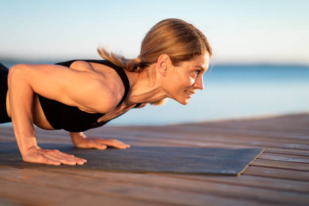 Mutue Build 590+ Only Mature Women Muscular Build Beach Mature Women Stock Photos ...