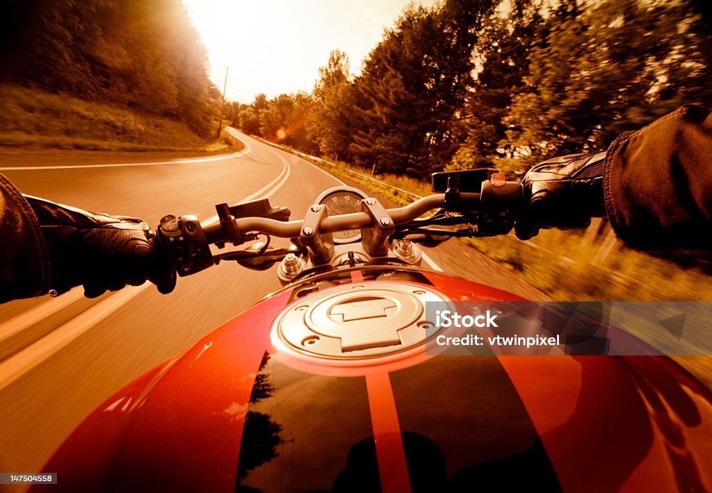탑승형 오토바이 있는 해질녘까지 - 로열티 프리 오토바이 스톡 사진
