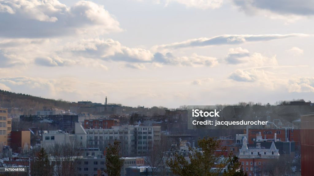 小さな都市のダウンタウンの夕焼けの雲の空 ケベックの都市景観のシャーブルックの風景 フランス文化 カナダ イースタンタウンシップスの