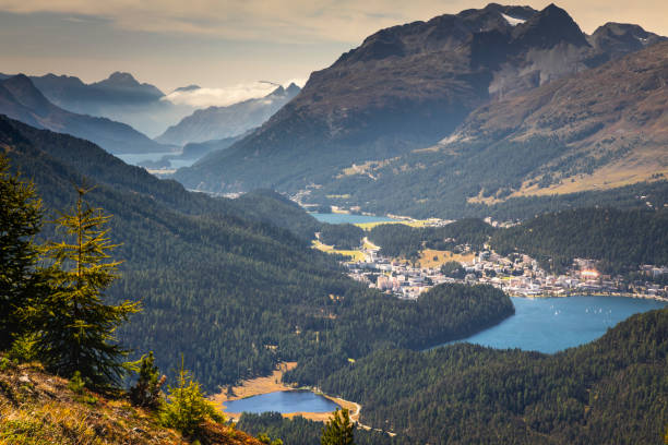 st. moritz und seen landschaft von oben muottas muragl, engadin, graubünden, schweizer alpen - engadine alps landscape autumn european alps stock-fotos und bilder