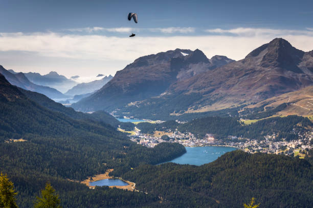 ムオッタス・ムラグル、エンガディン渓谷、グラウビュンデン、スイスアルプスからサンモリッツ湖をパラグライダー - paragliding engadine mountain switzerland ストックフォトと画像