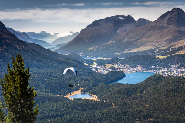 parapente au-dessus du lac st moritz depuis muottas muragl, vallée de l’engadine, grisons, alpes suisses - engadine european alps switzerland water photos et images de collection