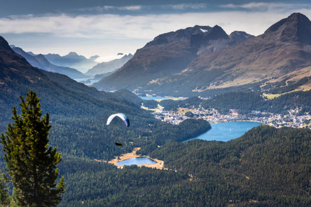 ムオッタス・ムラグル、エンガディン渓谷、グラウビュンデン、スイスアルプスからサンモリッツ湖をパラグライダー - paragliding engadine mountain switzerland ストックフォトと画像