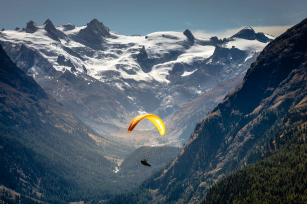 ムオッタス・ムラグル、エンガディン渓谷、グラウビュンデン、スイスアルプスの高山風景のパラグライダー - paragliding engadine mountain switzerland ストックフォトと画像