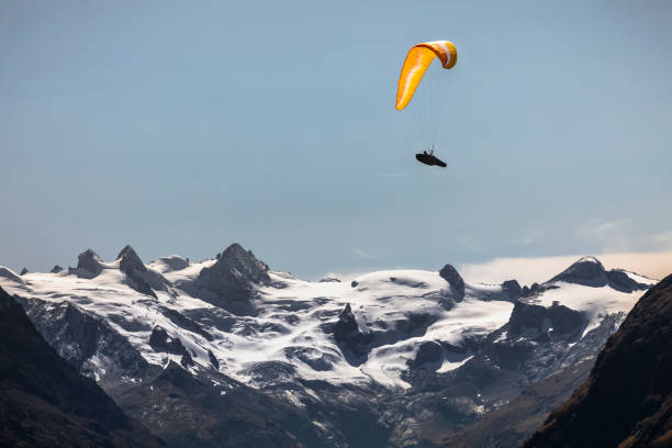 ムオッタス・ムラグル、エンガディン渓谷、グラウビュンデン、スイスアルプスの高山風景のパラグライダー - paragliding engadine mountain switzerland ストックフォトと画像
