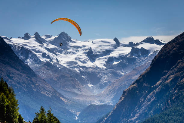 parapente sobre a paisagem alpina em muottas muragl, vale da engadine, graubunden, alpes suíços - paragliding engadine mountain switzerland - fotografias e filmes do acervo