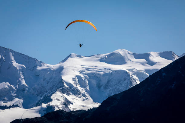 parapente au-dessus du paysage alpin à muottas muragl, vallée de l’engadine, grisons, alpes suisses - st moritz summer engadine engadin valley photos et images de collection