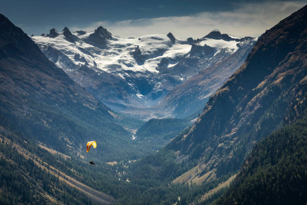 parapente sobre a paisagem alpina em muottas muragl, vale da engadine, graubunden, alpes suíços - paragliding engadine mountain switzerland - fotografias e filmes do acervo