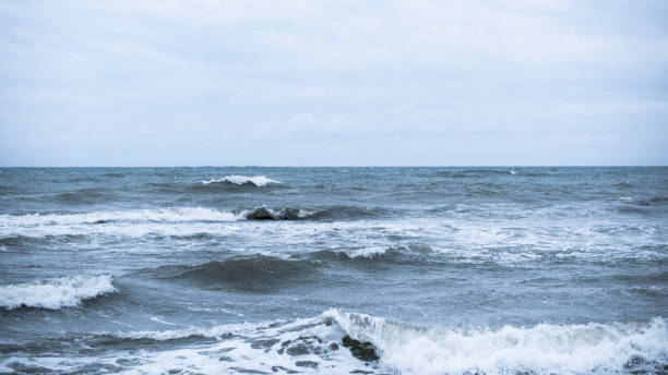 istock Winter Waves: Dramatic Seascape on a Cold Day 1475053054